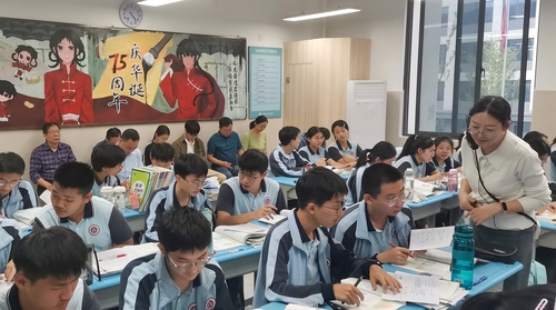 地理老师陈静娜参与学生课堂讨论 地理老师陈静娜参与学生课堂讨论