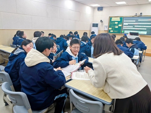 高文文老师与学生交流 高文文老师与学生交流