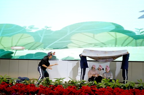 高一(5)班带来生动形象的《三只小猪》舞台剧 高一(5)班带来生动形象的《三只小猪》舞台剧