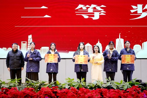 郑州市第五高级中学副校长袁世卓为获奖节目颁奖 郑州市第五高级中学副校长袁世卓为获奖节目颁奖