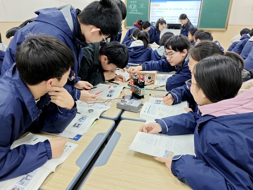 学生开展小组实验探究活动 学生开展小组实验探究活动