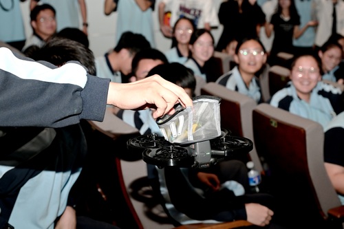 2025年5月13日郑州市第五高级中学社团嘉年华暨第二届科创文化节用无人机送糖果 2025年5月13日郑州市第五高级中学社团嘉年华暨第二届科创文化节用无人机送糖果