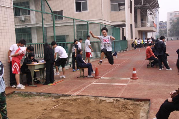 2011运动会跳远照片