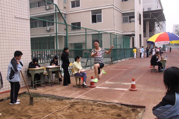 2011运动会跳远照片